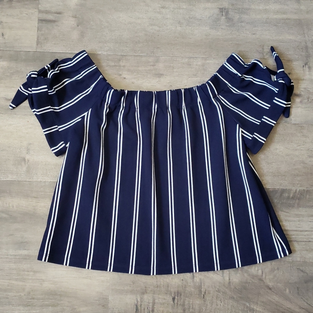 💕 Ivoire off-the-shoulder crop top, EUC